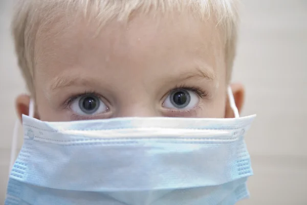 Barn med medecine mask och smog — Stockfoto
