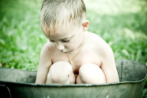 Malého chlapce hrát si s vodou — Stock fotografie