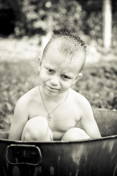 Malého chlapce hrát si s vodou — Stock fotografie