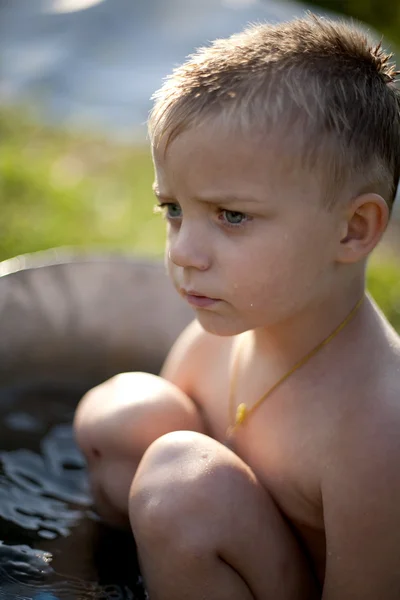 Kis fiú játék, vízzel — Stock Fotó