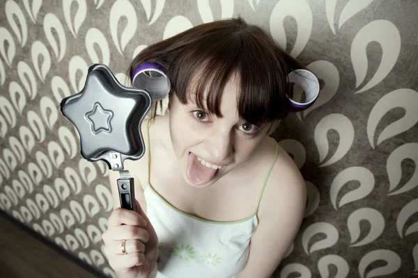 Joven chica adulta con sartén estrella y rodillos de pelo divertirse — Foto de Stock
