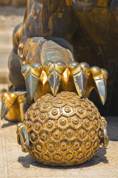 Ancient bronze lion element — Stock Photo, Image