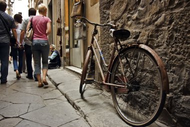 florence sreeet üzerinde eski bir bisiklet. İtalya.