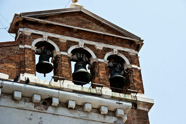 Pediment 的房子与主要在威尼斯运河上的三个钟 — 图库照片