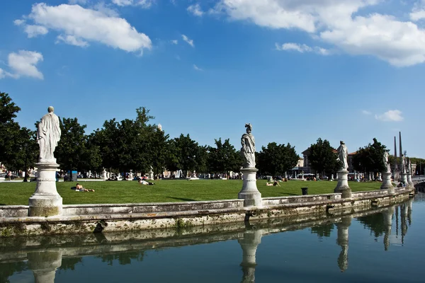Canal arround of square of Padua. Italy. — Stock Photo, Image