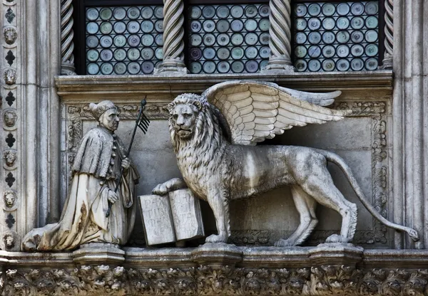 El león y el dux venecianos en un edificio de la catedral en San Marco —  Fotos de Stock