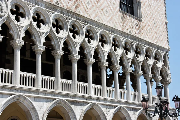 Kolonnade eines Dogenpalastes auf dem Gebiet der heiligen Mark. Venedig. — Stockfoto