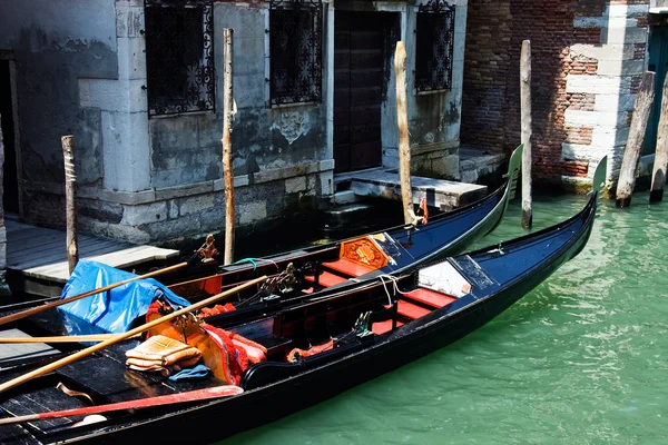 Гондоли в каналі у Венеції. Італія. — стокове фото