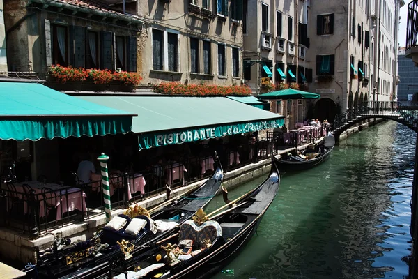 Gôndola no canal em Veneza. Itália . — Fotografia de Stock