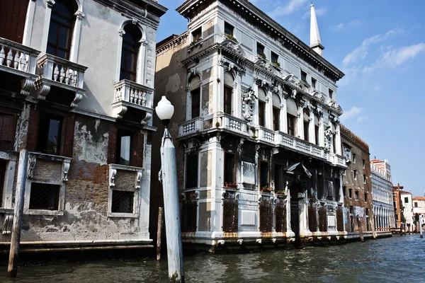 A bela casa no canal principal em Veneza — Fotografia de Stock