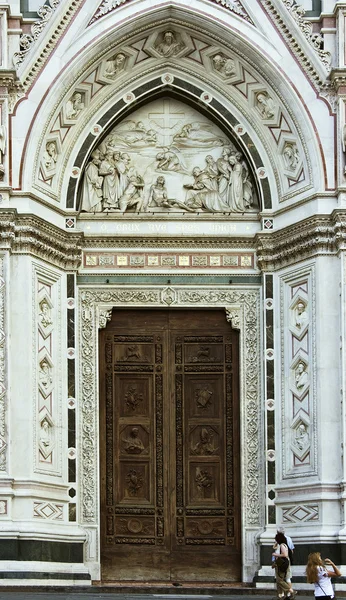 Poort van santa croce kerk — Stockfoto