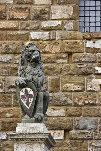 Palazzo vecchio yakınındaki aslan heykeli — Stok fotoğraf