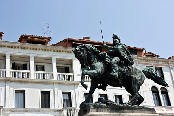 Sculptuur van raider op het paard. Venetië. — Stockfoto