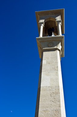 Dikilitaş ile kutsal bir heykel. San marino.