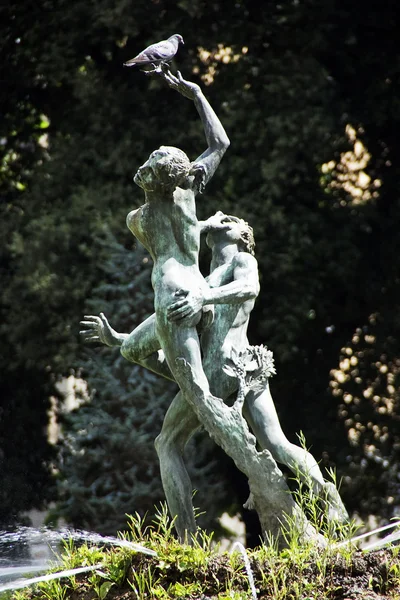 Escultura en la plaza de Della Liberta — Foto de Stock