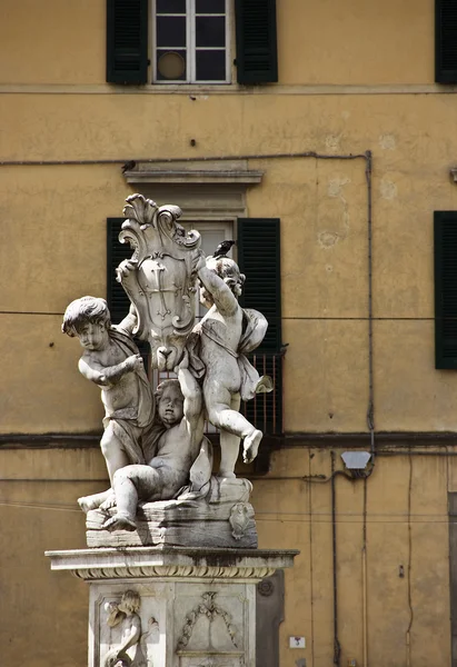 Rzeźby dzieci w polu cud. Włochy. — Zdjęcie stockowe