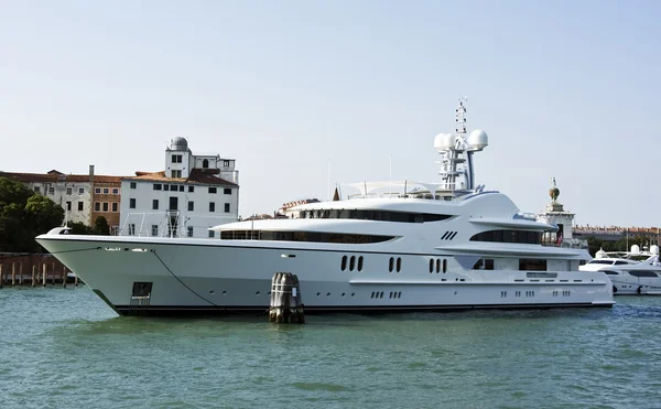 Nautiska yacht i kanalen i Venedig. — Stockfoto