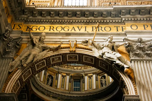 Arch with sculptures in St. Peter's Cathedral — Stock Photo, Image