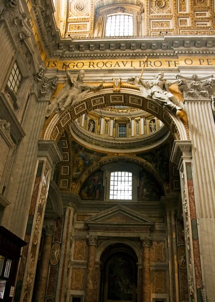 Boog met sculpturen in St. Peter's Cathedral — Stockfoto
