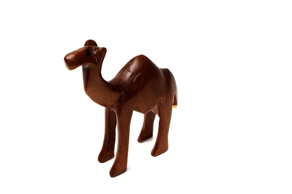 Сувенірна фігура дерев'яного верблюда. Ізольовані на білому тлі . — стокове фото