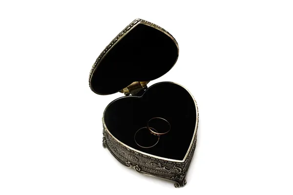 Stříbrná dekorativní rakev s párem snubní prsten. izolované na — Stock fotografie
