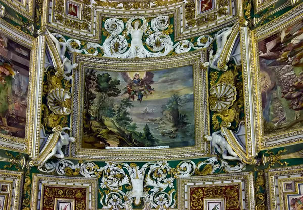 Bogata ozdoba sufitowa w muzeum Watykanu — Zdjęcie stockowe
