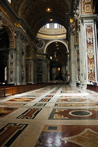 Центральный нефа собора Святого Петра — стоковое фото