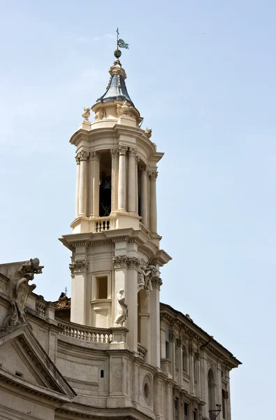 Kuppel des Gebäudes auf dem Platz in Rom — Stockfoto