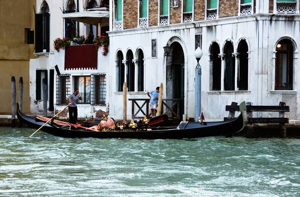 Venetian gondola and gondolier at the main canal of Venice. Ital — Stock Photo, Image