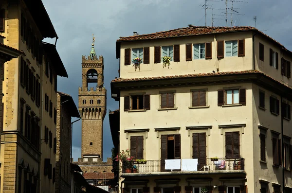 Tür alanından kule palazzo vecchio üzerinde santa croce — Stok fotoğraf