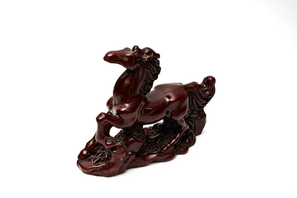 Keramische Souvenir-Figur eines Pferdes. isoliert auf weißem Grund — Stockfoto
