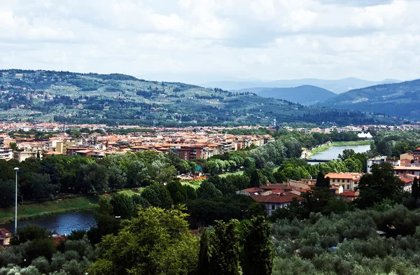 Kind on the river from a viewing platform. Florence. — Stock Photo, Image