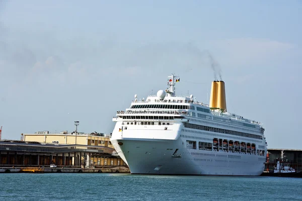 Cruise Denizcilik turizm liner by-pass Venedik canal — Stok fotoğraf