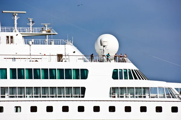 Круизный морской туристический лайнер в обходном канале Венеции — стоковое фото