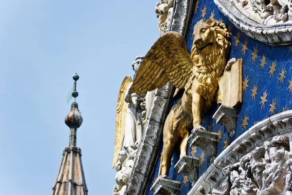 De Venetiaanse Leeuw op een kathedraal bouwen op san Marcoplein. v — Stockfoto