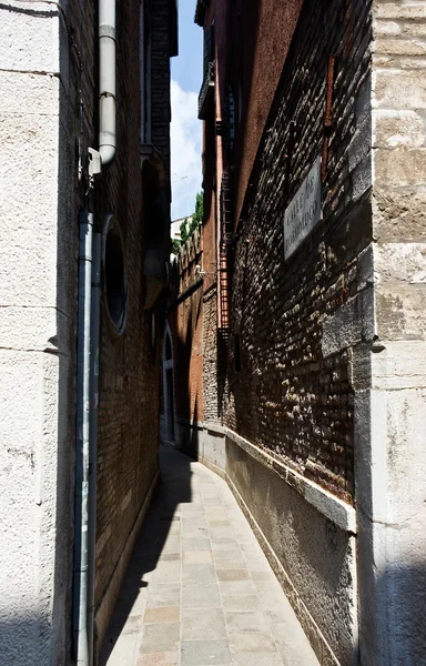 Eine der engen Gassen Venedigs. Italien. — Stockfoto