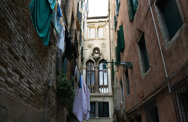 Bir Venedik küçük dar sokakları. İtalya. — Stok fotoğraf