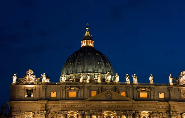 Vista nocturna de la Catedral de S.Peters — Foto de Stock