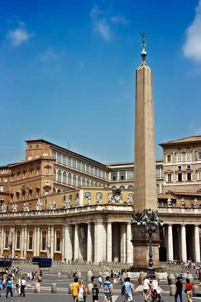 A Szent Péter térség Vatikánban obeliszk. — Stock Fotó