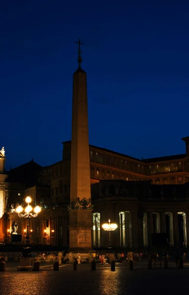 Obelisco en la plaza Vaticanos — Foto de Stock