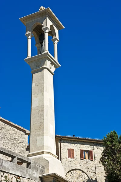 Obelisk with a sculpture of the sacred. San Marino. — Stock Photo, Image