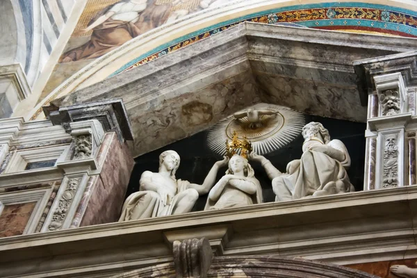 Rijke interieur van een kathedraal in pisa op het gebied van wonderen. — Stockfoto