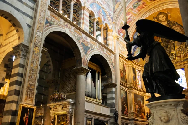 Rich interior of a cathedral in Pisa in the field of miracles. — Stock Photo, Image