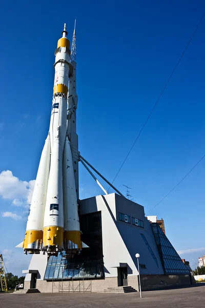 O foguetão de transporte espacial russo. Uma peça de museu. Samara. Russ... — Fotografia de Stock
