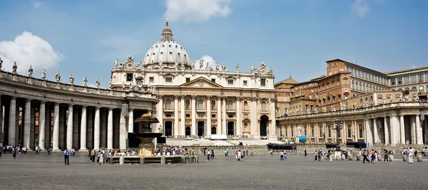 S.Peters katedrála ve Vatikánu. pohled z náměstí. — Stock fotografie