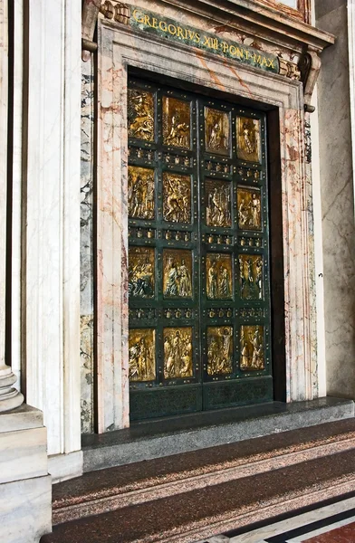 在圣伯多禄大教堂的神圣大门。在他们通过 pe — 图库照片