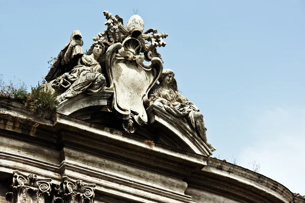 Esculturas no telhado de um dos edifícios do fórum romano — Fotografia de Stock