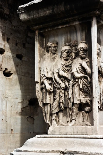 雕塑作品，在建筑物的罗马论坛之一 — 图库照片