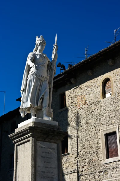 Frihetsgudinnen foran Pablico Palazzo. San Marino . – stockfoto