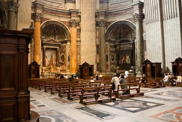 Interiér katedrály svatého Petra ve Vatikánu — Stock fotografie